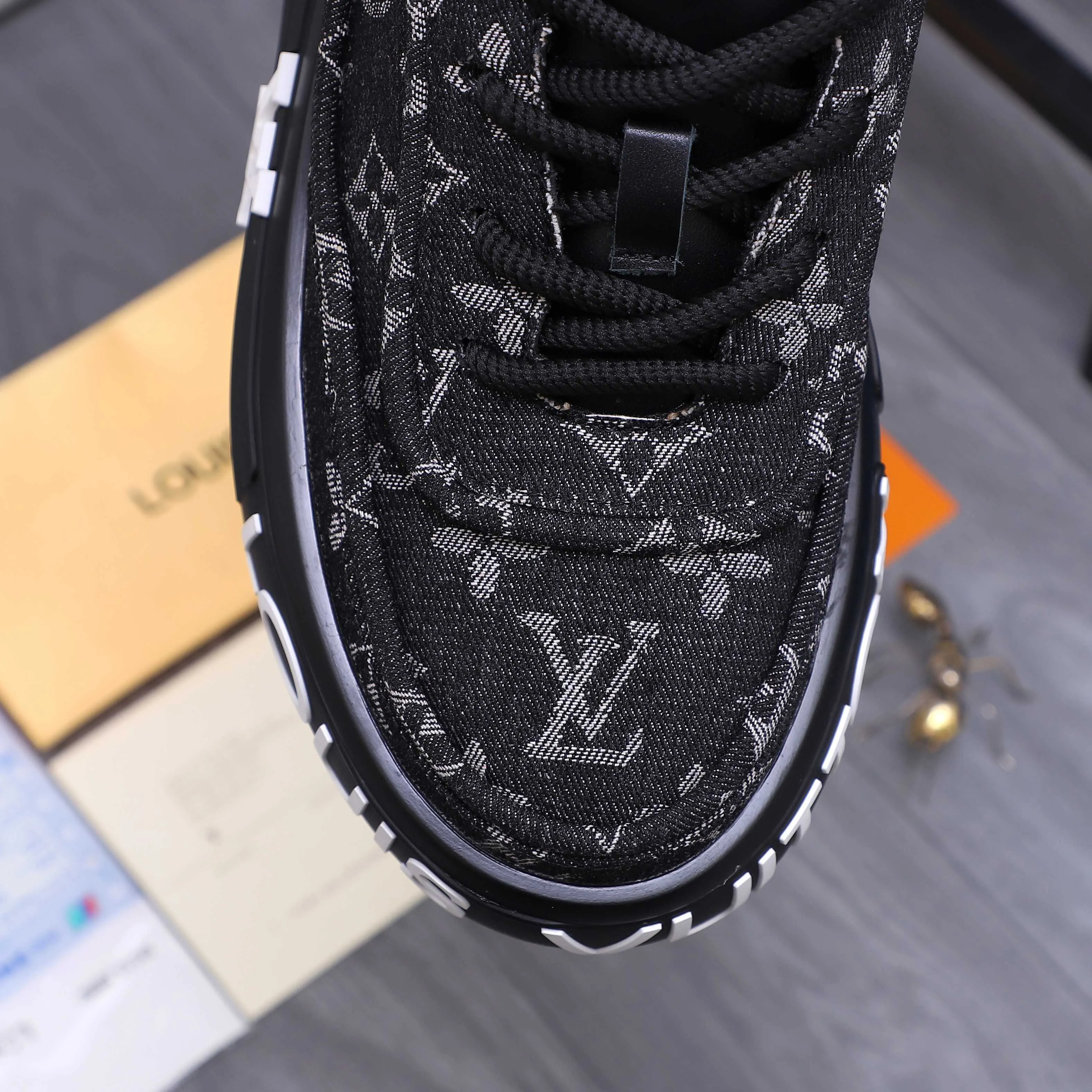 Men's shoes 💰560 Product trademark: LV [Louis Vuitton] casual shoes, regular size. Size: 38-46 (38.45.46 is custom-made and non-returnable) Product materials: Selected breathable denim woven upper, cowhide insole, mesh lining, original outsole